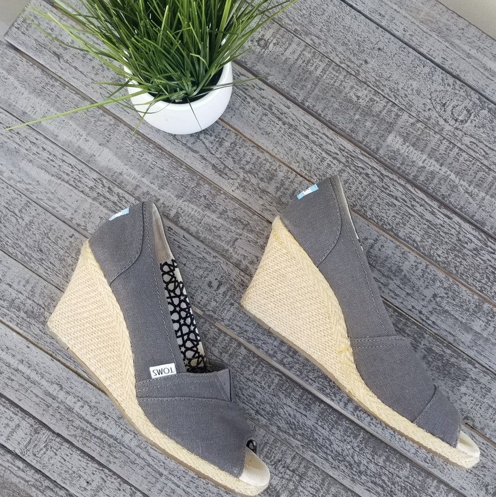 Tom's Classic Peep Toe Wedge